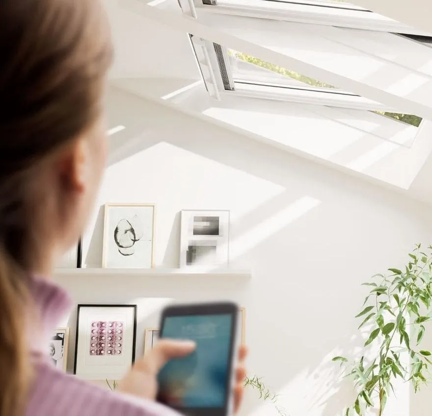 VELUX GGL UK04 206830 Triple Glazed White Painted INTEGRA® SOLAR Window (134 x 98 cm)